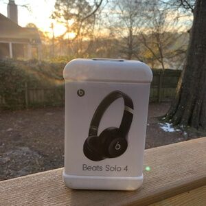 Beat Solo 4 Wireless Headphones Matte Black